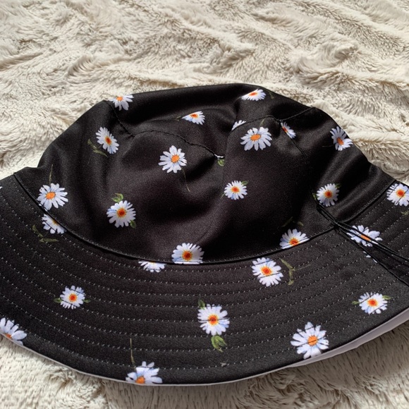 Alice + Olivia - Reversible Flower Bucket Hat/Plain White - Picture 3 of 5